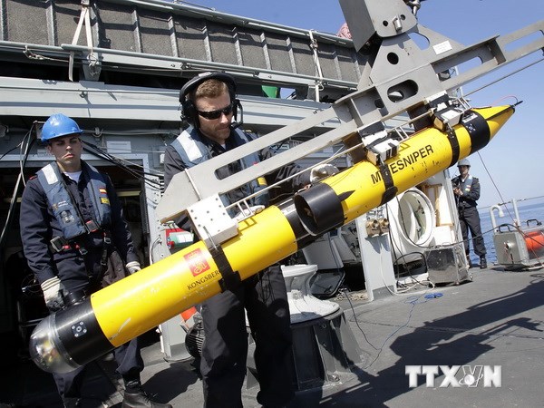 Binh sỹ NATO điều chỉnh thiết bị phát hiện thủy lôi trong một cuộc tập trận. (Ảnh: AFP/TTXVN)