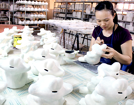 Sản phẩm gốm mỹ nghệ của Công ty TNHH Minh Tiến (huyện Trảng Bom) tiêu thụ tốt tại các hệ thống siêu thị lớn trong nước.