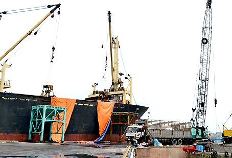 Tàu đang xuống hàng tại Cảng Gò Dầu, huyện Long Thành.