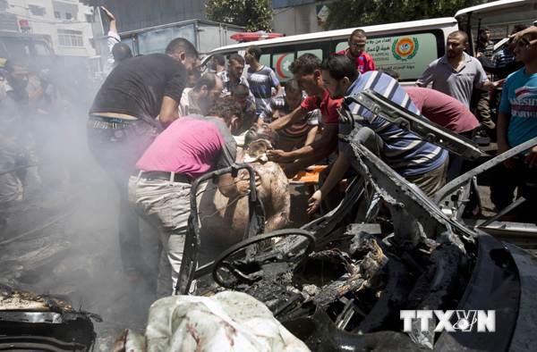 Thi thể một người Palestine sau cuộc không kích của Israel xuống thành phố Gaza ngày 8/7. (Ảnh: AFP/ TTXVN)
