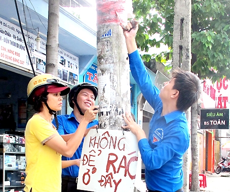 Đoàn viên thanh niên phường Tân Phong tham gia xóa quảng cáo trên cột điện tại đường Nguyễn Ái Quốc.