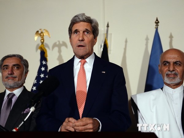 Ngoại trưởng John Kerry (giữa), ông Ashraf Ghani (phải) và ông Abdullah Abdullah (trái) tại cuộc họp báo ở Kabul ngày 12/7. (Nguồn: AFP/TTXVN)
