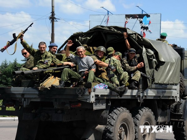 Lực lượng biểu tình có vũ trang tại trạm kiểm soát ở Makiivka, cách Donetsk khoảng 15km về phía đông ngày 11/7. (Nguồn: AFP/TTXVN)