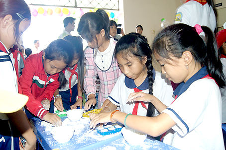 Trẻ em cần được sống trong môi trường an toàn, lành mạnh để phát triển. (Ảnh minh họa)