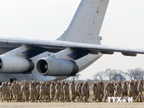 Binh sỹ Ukraine rời máy bay IL-76 ở sân bay Mykolayiv. (Ảnh tư liệu/Nguồn: AFP/TTXVN)