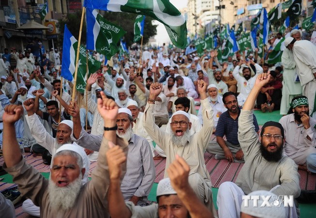   Người dân Pakistan xuống đường biểu tình một vụ không kích của Mỹ. (Nguồn: AFP/TTXVN) 