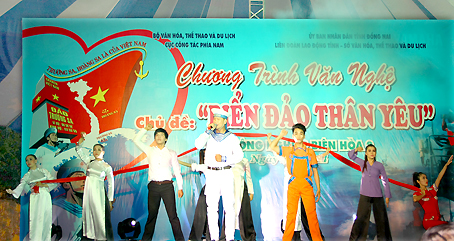 Tiết mục Tổ quốc nhìn từ biển do Đoàn Ca múa nhạc tỉnh biểu diễn tại Khu công nghiệp Biên Hòa 2 mới đây.