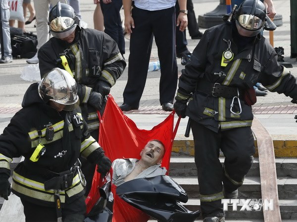 Nhân viên cứu hộ chuyển một hành khách bị thương trong vụ tai nạn tàu điện ngầm tại Moskva ngày 15/7. (Ảnh: AFP/TTXVN)