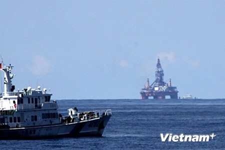 The oil rig Haiyang Shiyou - 981 (right) is illegally positioned inside Viet Nams exclusive economic zone on continental shelf in early May.