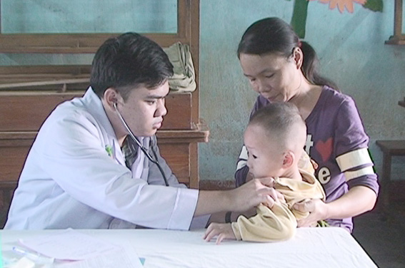 Doctor provides medical check-ups to childis