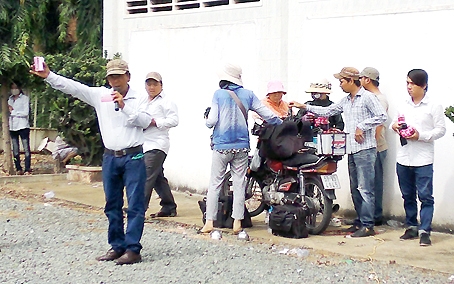 Nhóm “thầy lang” vỉa hè đang quảng cáo thuốc chữa bá bệnh.