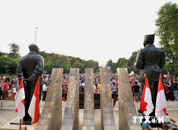 Người dân tụ tập trên quảng trường tại thủ đô Jakarta sau khi kết thúc cuộc bầu cử tổng thống. (Ảnh THX/TTXVN)