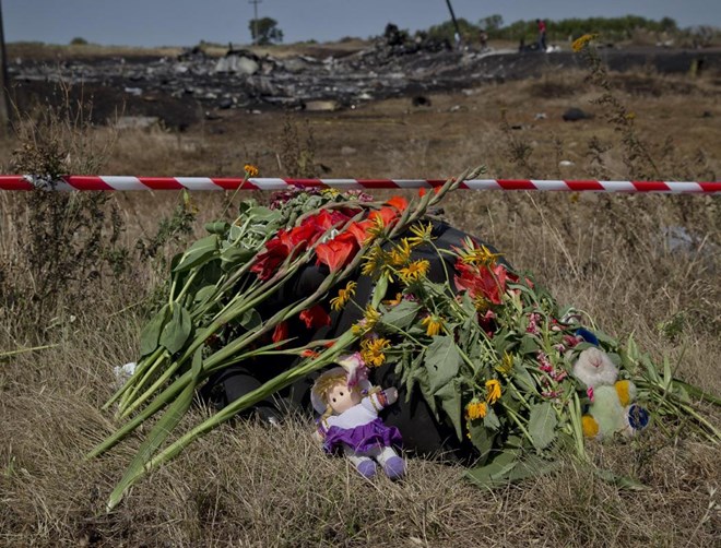 Hoa được đặt tại hiện trường vụ rơi máy bay MH17 (Nguồn: AFP)