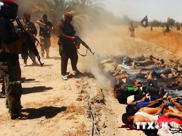 Nhóm phiến quân thuộc ISIL hành quyết hàng chục nhân viên an ninh Iraq tại một điểm bí mật. (Ảnh: AFP/TTXVN)