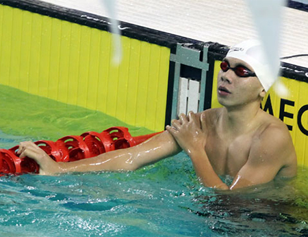 Swimmers pocket records, medals