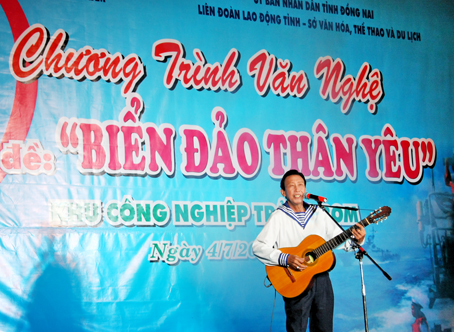 Nhạc sĩ - ca sĩ, nghệ sĩ ưu tú Thế Hiển biểu diễn các ca khúc viết về biển đảo tại huyện Trảng Bom ngày 4-7-2014.