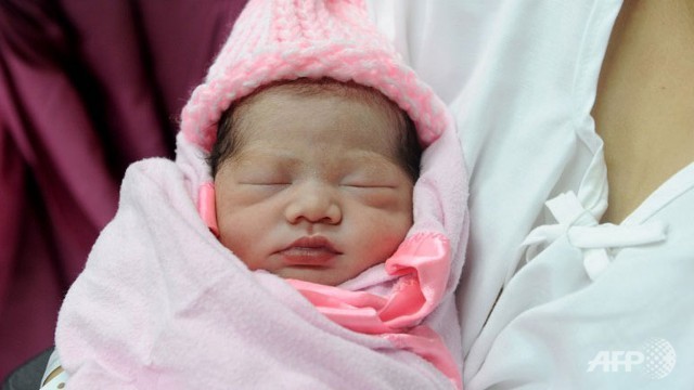 Bé gái sơ sinh Jennalyn Sentino, công dân thứ 100 triệu của Philippines, đang ngủ khi chính phủ đánh dấu sự kiện này tại một bệnh viện công ở Manila - Ảnh: AFP.