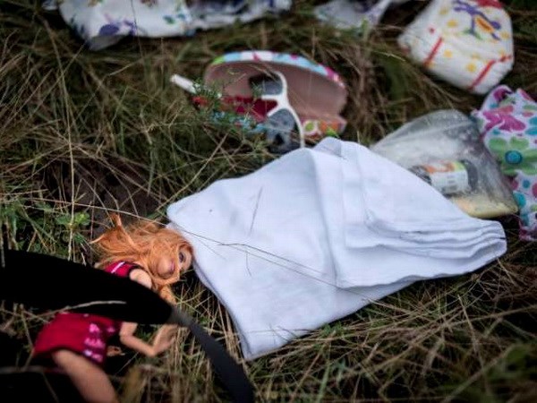 Con búp bê Barbie không còn nguyên vẹn hình hài tại hiện trường rơi máy bay MH17?