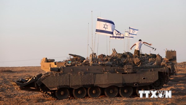 Xe tăng của Israel triển khai dọc khu vực biên giới Israel và Dải Gaza. (Nguồn: AFP/TTXVN)