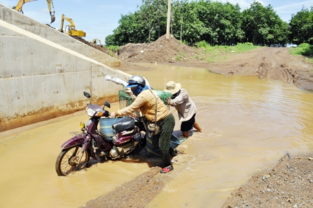 Hầm chui trên đường liên xã Sông Nhạn (huyện Cẩm Mỹ) và xã Bình An (huyện Long Thành) ngập kéo dài sau mưa đã gây khó khăn cho các phương tiện đi qua đây.