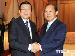 President Truong Tan Sang (L) and Toshihiro Nikai