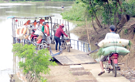 Người dân đi đò từ huyện Định Quán sang huyện Đức Linh (tỉnh Bình Thuận).