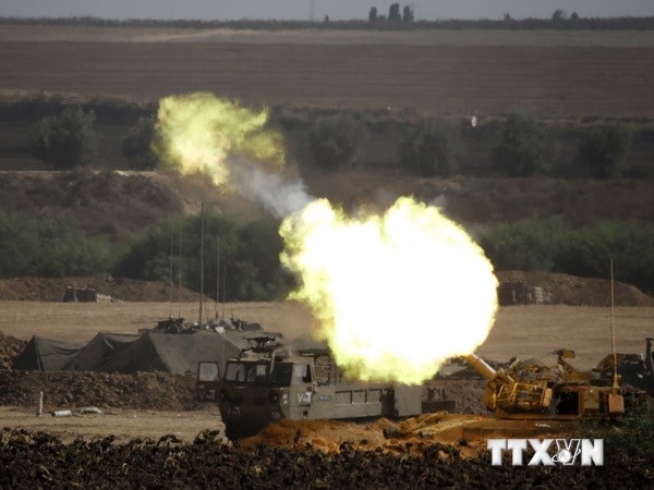 Quân đội Israel pháo kích vào các mục tiêu ở dải Gaza hôm 30/7. (Ảnh: AFP/TTXVN)