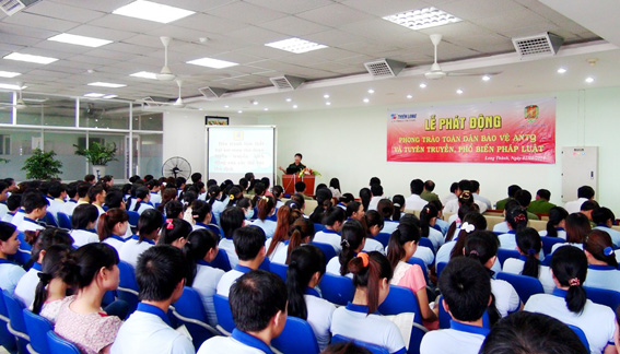 Current situation of Vietnam's sea and islands publicized to workers