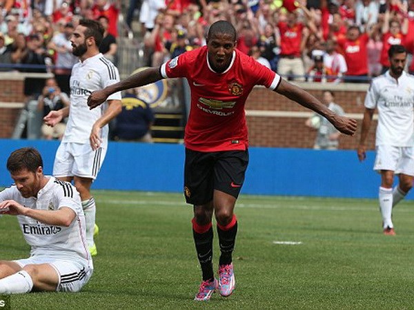 Ashley Young lập cú đúp vào lưới Real Madrid. (Nguồn: Getty Images)