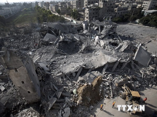 Cảnh tan hoang của một nhà thờ Hồi giáo ở dải Gaza sau khi bị tên lửa Israel đánh sập. (Nguồn: AFP/TTXVN)