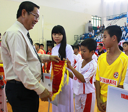 Đồng chí Lê Văn Tâm, Phó Chủ tịch UBND TP Cần Thơ, trao cờ lưu niệm cho các đội bóng tham dự