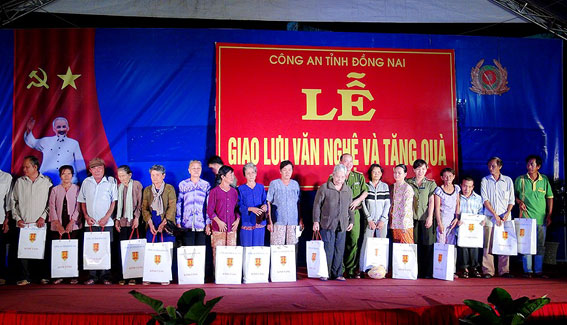 Lãnh đạo Công an tỉnh chụp hình lưu niệm với các hộ được nhận quà