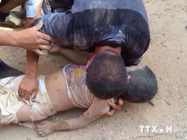 Thi thể một em nhỏ thiệt mạng trong trận động đất ở Vân Nam. (Ảnh: AFP/TTXVN)