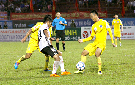 Dù thua 0-1 trước Quảng Nam (phải), Đồng Nai vẫn giữ được hạng 7.