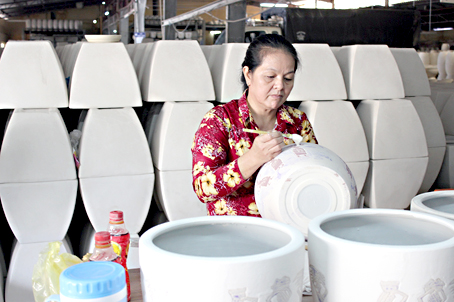 Thị trường Mỹ Latinh đang có nhu cầu nhập khẩu lớn hàng gốm sứ. Trong ảnh: Sản xuất gốm mỹ nghệ tại Công ty cổ phần gốm Việt Thành, xã Hóa An (TP.Biên Hòa).