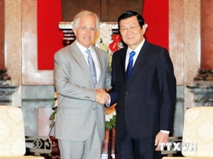 President Truong Tan Sang (R) said Vietnam is also willing to join the US in seeking ways to remove barriers hindering bilateral trade. Photo: VNA