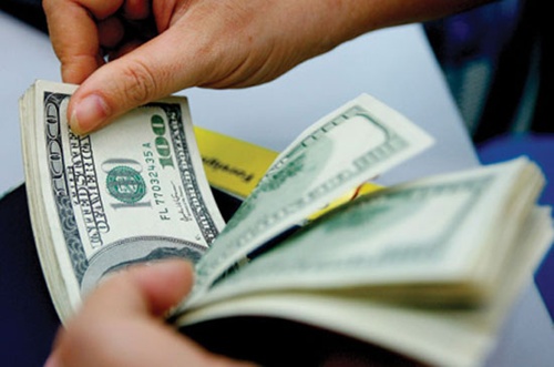 In Viet Nam, all payment and remittance money relating to current transactions of residents and non-residents is conducted freely. Residents and non-residents are permitted to purchase, remit and carry foreign currency overseas.— Photo vietstock..vn