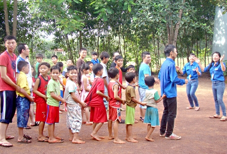 Đoàn khối Doanh nghiệp ra quân chiến dịch Kỳ nghỉ hồng tại xã Phú Thanh (huyện Tân Phú).