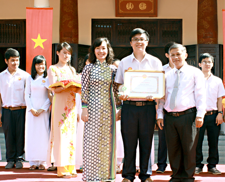 Sở GD-ĐT khen thưởng học sinh Huỳnh Tân Thành, thủ khoa kỳ thi tốt nghiệp THPT 2014.