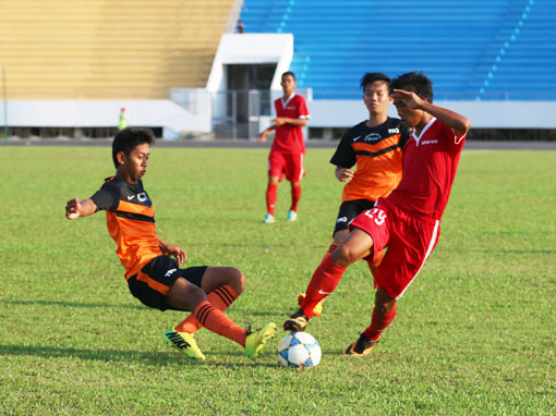 Thắng U15 Kiên Giang, U15 Đồng Nai (áo đỏ) xếp nhì bảng D