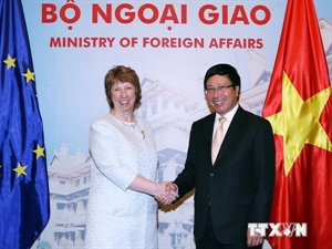 During talks between Deputy Prime Minister and Foreign Minister Pham Binh Minh welcomes Vice President of the European Commission and High Representative of the EU for Foreign Affairs and Security Policy Catherine Ashton. Photo: VNA