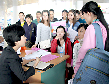Người lao động tìm việc làm tại Trung tâm giới thiệu việc làm tỉnh.
