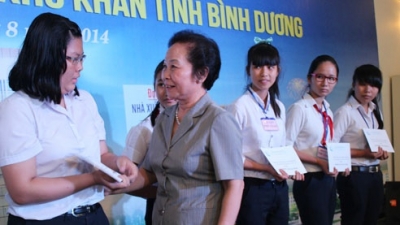 Vice President Nguyen Thi Doan presents scholarships to needy students 