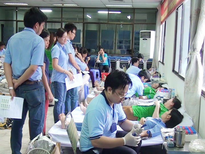 Đông đảo công nhân công ty ngày hội hiến máu tình nguyện 