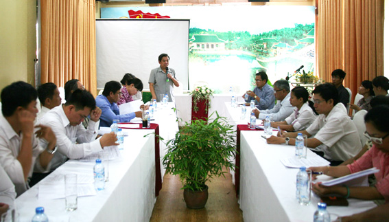 Đồng chí Huỳnh Văn Tới, Ủy viên Ban TVTU, Trưởng ban Tuyên giáo Tỉnh ủy phát biểu tại cuộc họp.