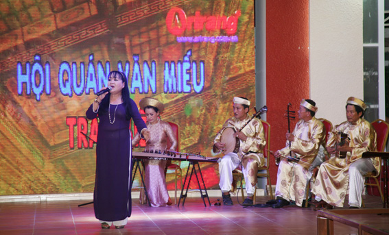 Phần biểu diễn của đơn vị Câu lạc bộ Đờn ca tài tử Trung tâm Văn hóa TP.Hồ Chí Minh.