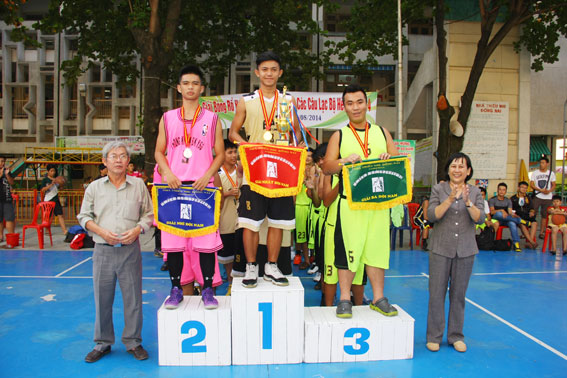 Ban tổ chức trao giải cho các đội nam đạt thứ hạng