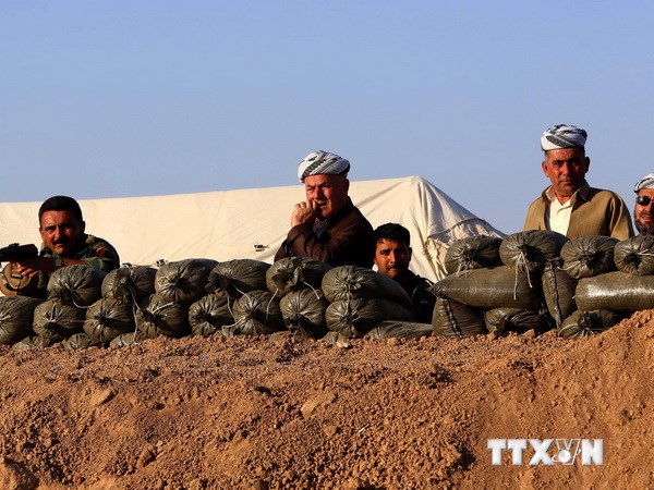 Tay súng người Kurd tại mặt trận Khazer, cách thủ phủ Arbil của khu tự trị người Kurd ở miền bắc Iraq 40km về phía tây ngày 14/8. (Nguồn: AFP/TTXVN)