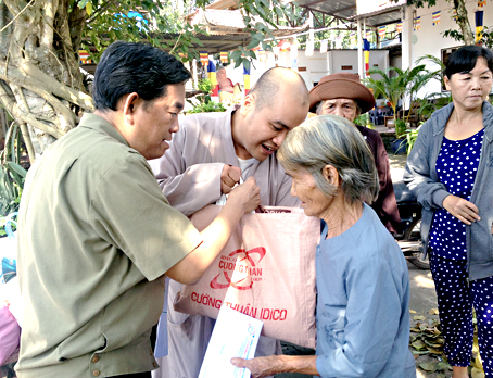 600 gifts for poor people