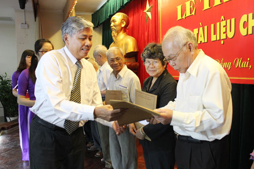 Trao trả 55 hồ sơ, tài liệu cho cán bộ đi B
